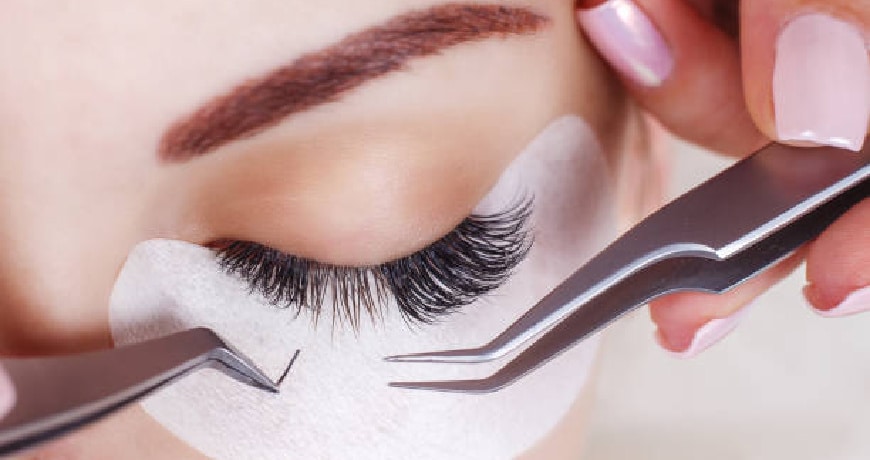 5 Factors to Help You Decide Between False Eyelashes or Lash Extensions